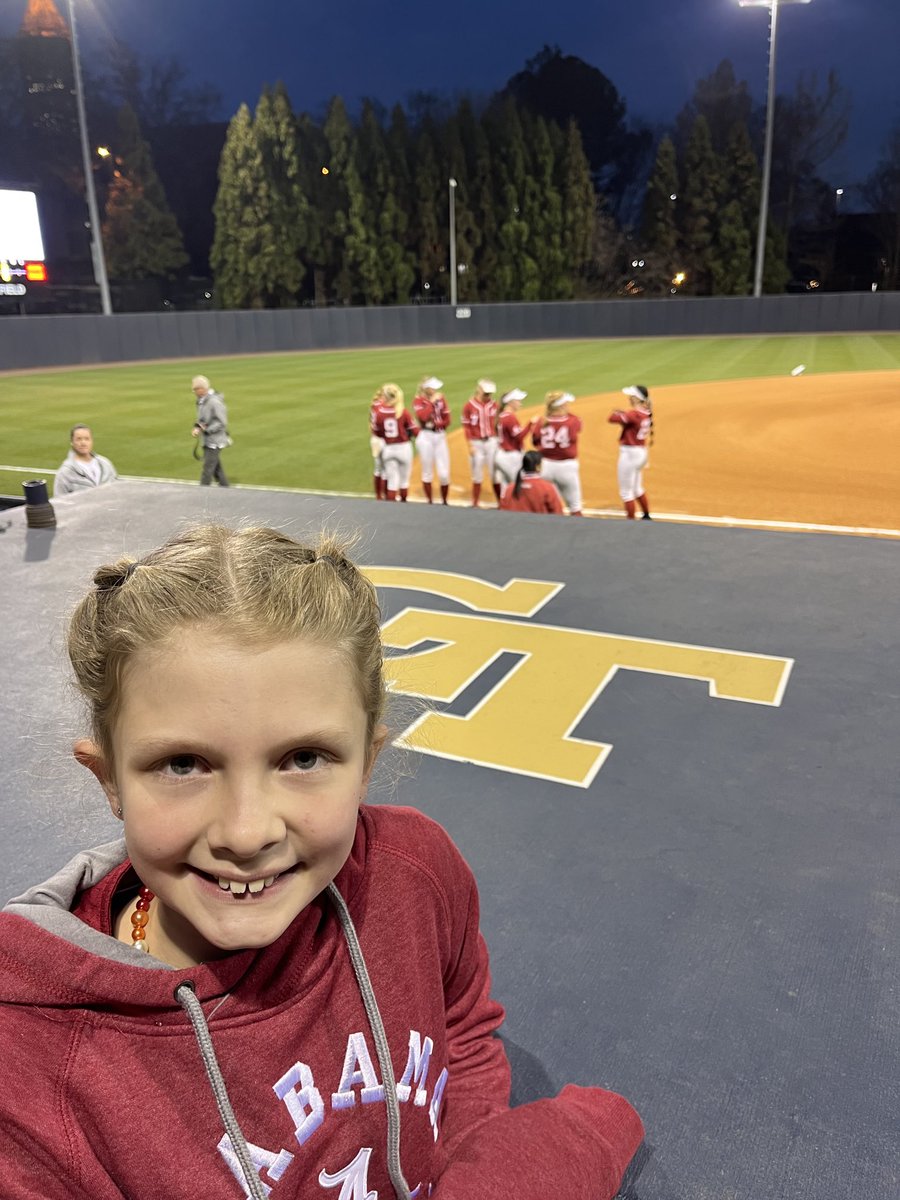 This girl loves her some ⁦⁦<a href="/AlabamaSB/">Alabama Softball</a>⁩ !  She had a blast watching them at the Buzz Classic! #BigDreams