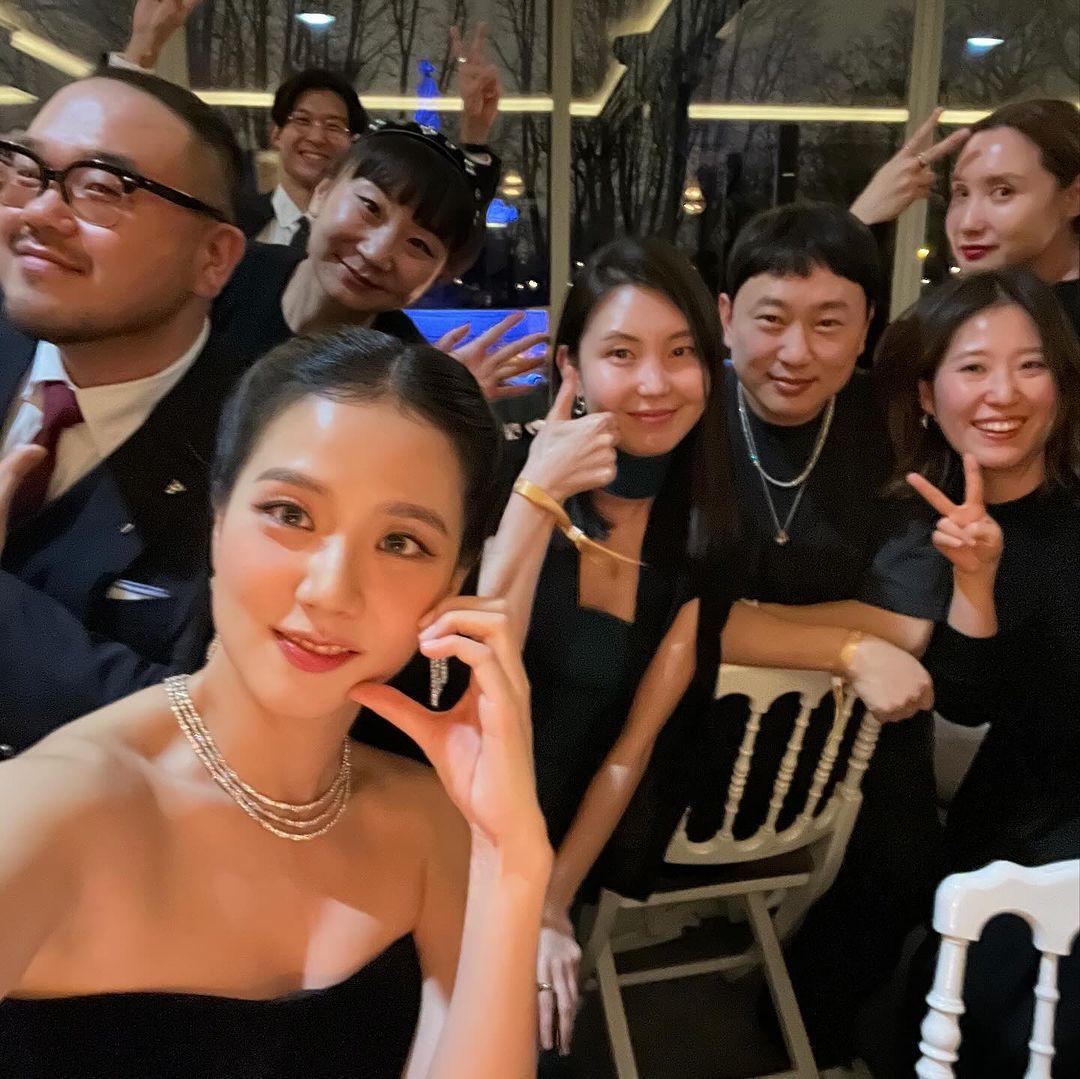 ForeverKimJisoo's tweet photo. #JISOO with her Cartier Family at #Trinity100Celebration event.🫶🤍

#JISOOxCartierTrinityParis #CartierTrinity https://t.co/9yxO38kml2