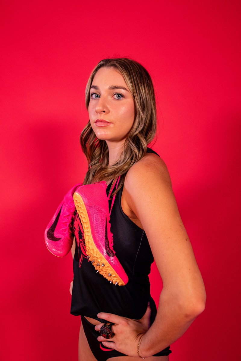 Women’s long jump open 👟

Jr.  Gracie Jessup finishes 11th with a leap of 5.31m (17-5 1/4)