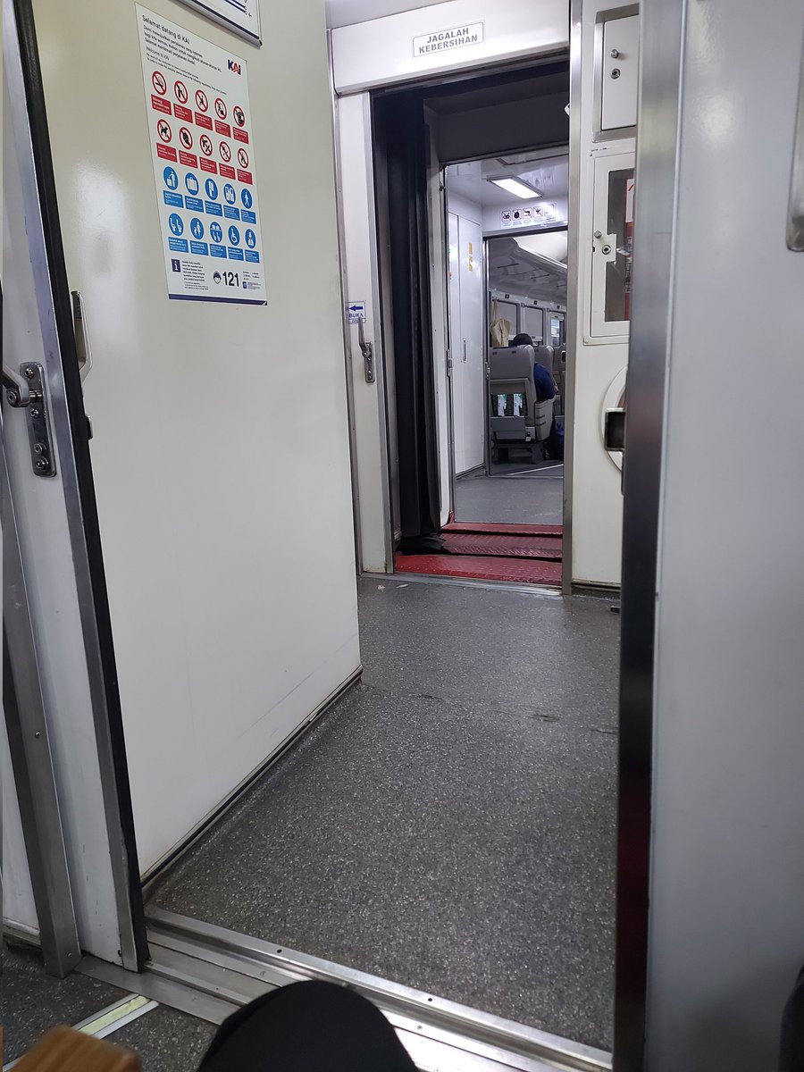 ananta's tweet photo. @KAI121 Gerbong eksekutif, tp posisi kursi seperti ini dijual, full price pula. Setengah kaki di jalur orang lewat dan pintu. Who's the lunatic that think this is okay? https://t.co/W2QMUFEM3N