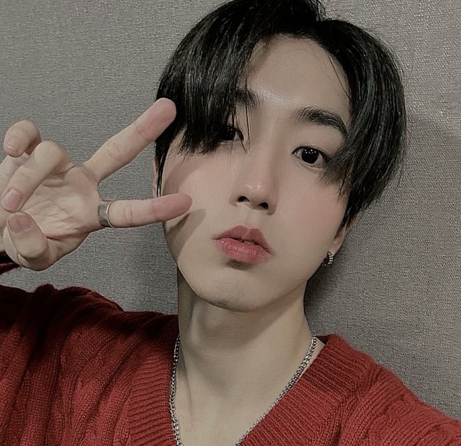 xng_inn's tweet photo. Au Minsung • Fake Valentine.

donde jsng le miente a sus amigos.
o
donde mnh es un cantante ligeramente famoso. https://t.co/CYNzzf0tk9