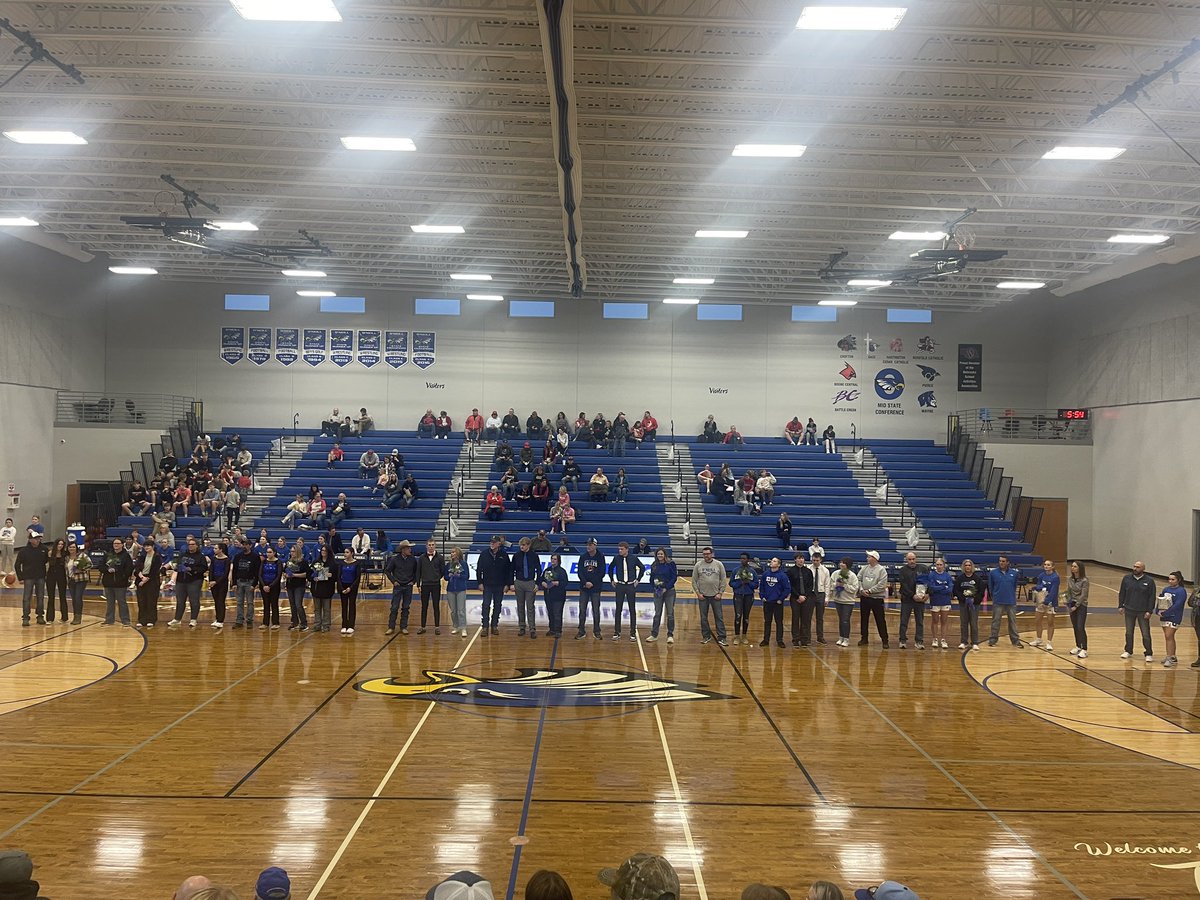 ONeillEagles's tweet photo. What an amazing group of seniors who are heavily involved in OHS activities! Congratulations to the boys basketball, girls basketball, dance and EEB seniors! #oeaglepride https://t.co/CafiVcw6d4