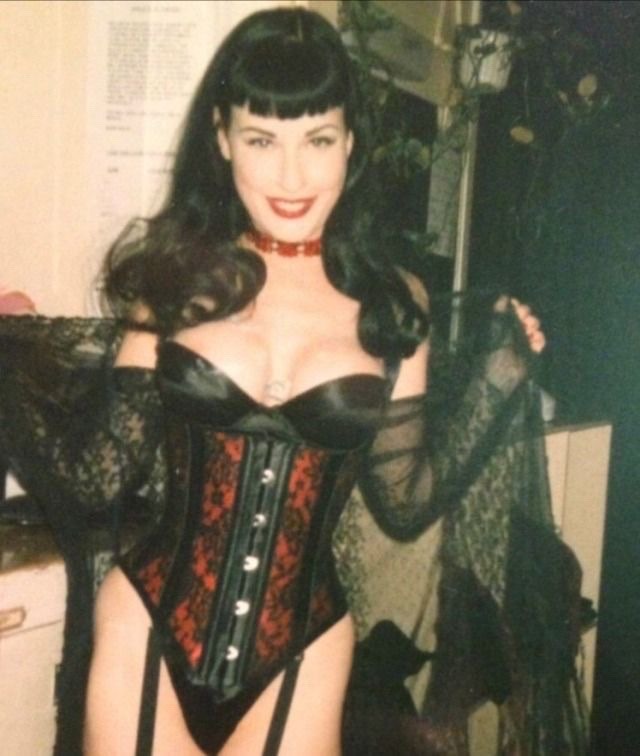 TheVampiraShow's tweet photo. Dita Von Teese https://t.co/E3FV99bhYe