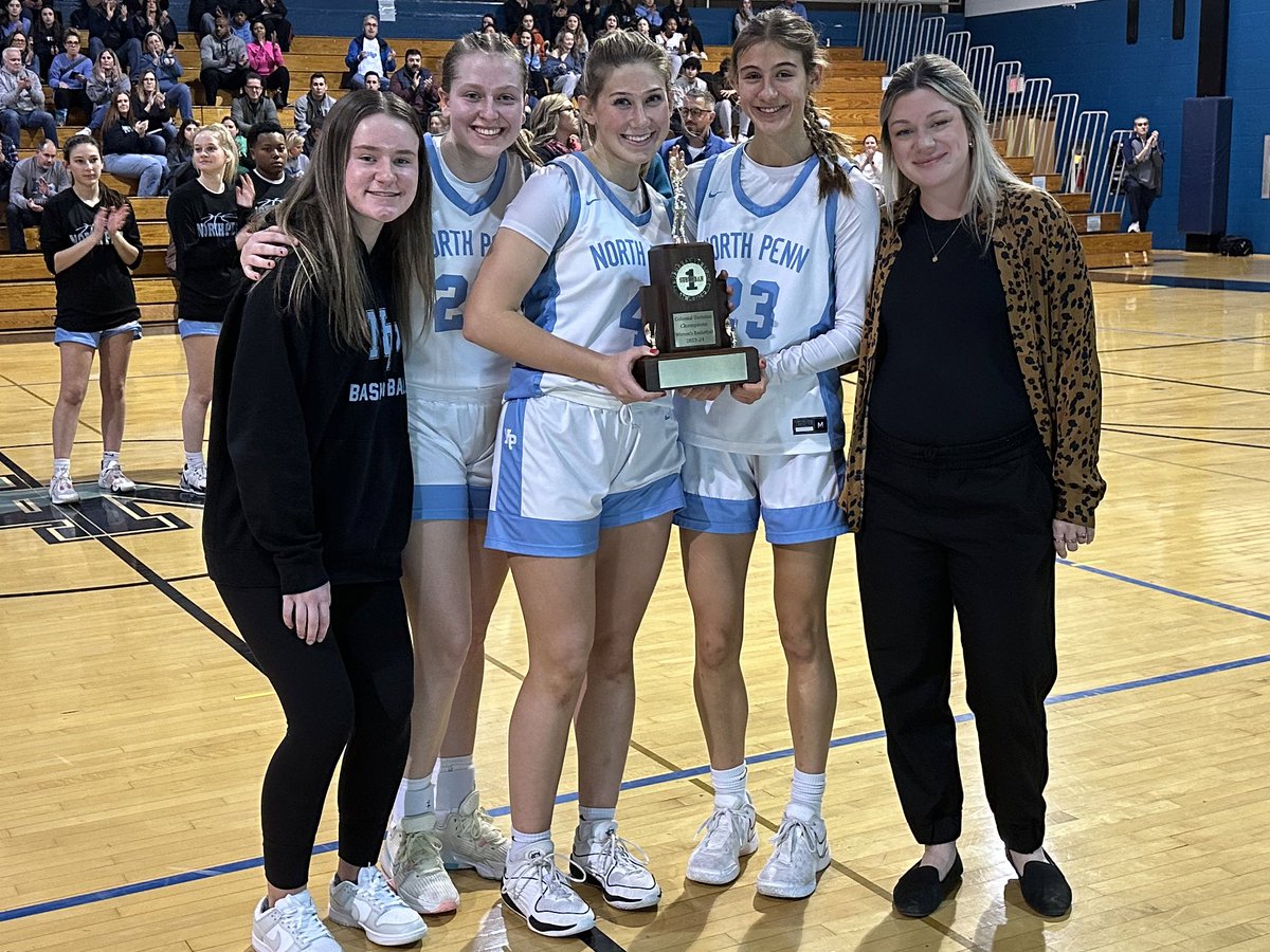 Tonight, our <a href="/NPHS_KnightsBB/">NPGirlsBasketball</a> team was given the SOL Continental Trophy before tipoff 🏀🏆