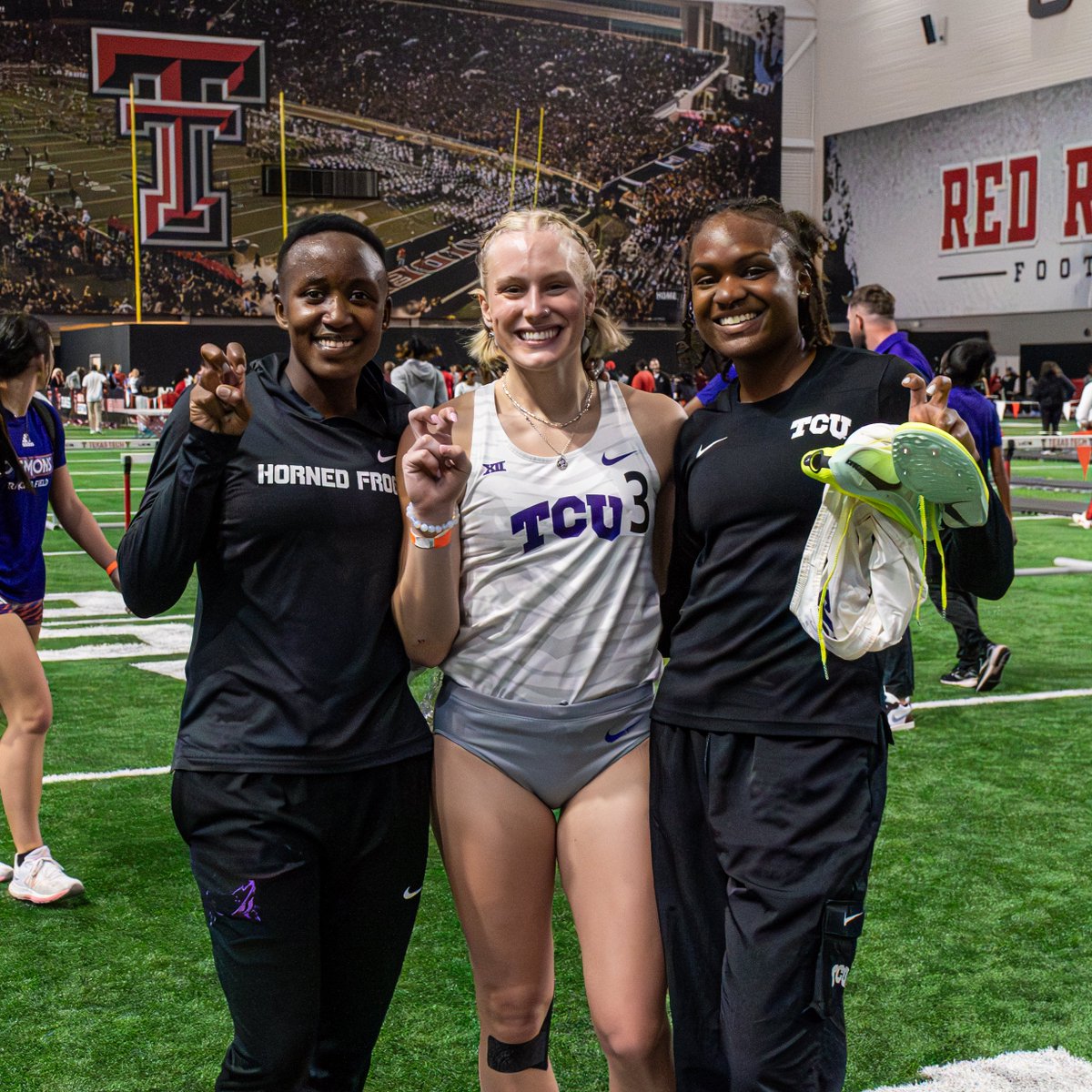 The 𝙩𝙝𝙧𝙚𝙚-𝙛𝙖𝙨𝙩𝙚𝙨𝙩 800m times in program history were all just run in the SAME RACE 🤯 1. Gracie Morris - 2:05.59 (School Record, Indoor PR) 2. Tabitha Kalunde Ngao - 2:05.61 (Indoor PR) 3. Jasmin Muhammad-Graham - 2:07.15 (Indoor PR) #GoFrogs