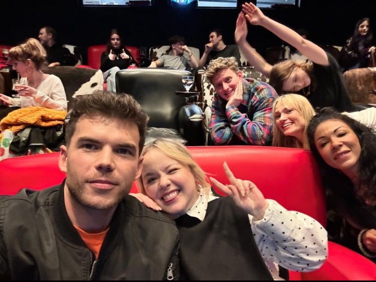 E ELA FOI COM AQUELA ROUPA MINÚSCULA, SE ELA SENTA SOBE TUDO, ELA NÃO PERDE TEMPO