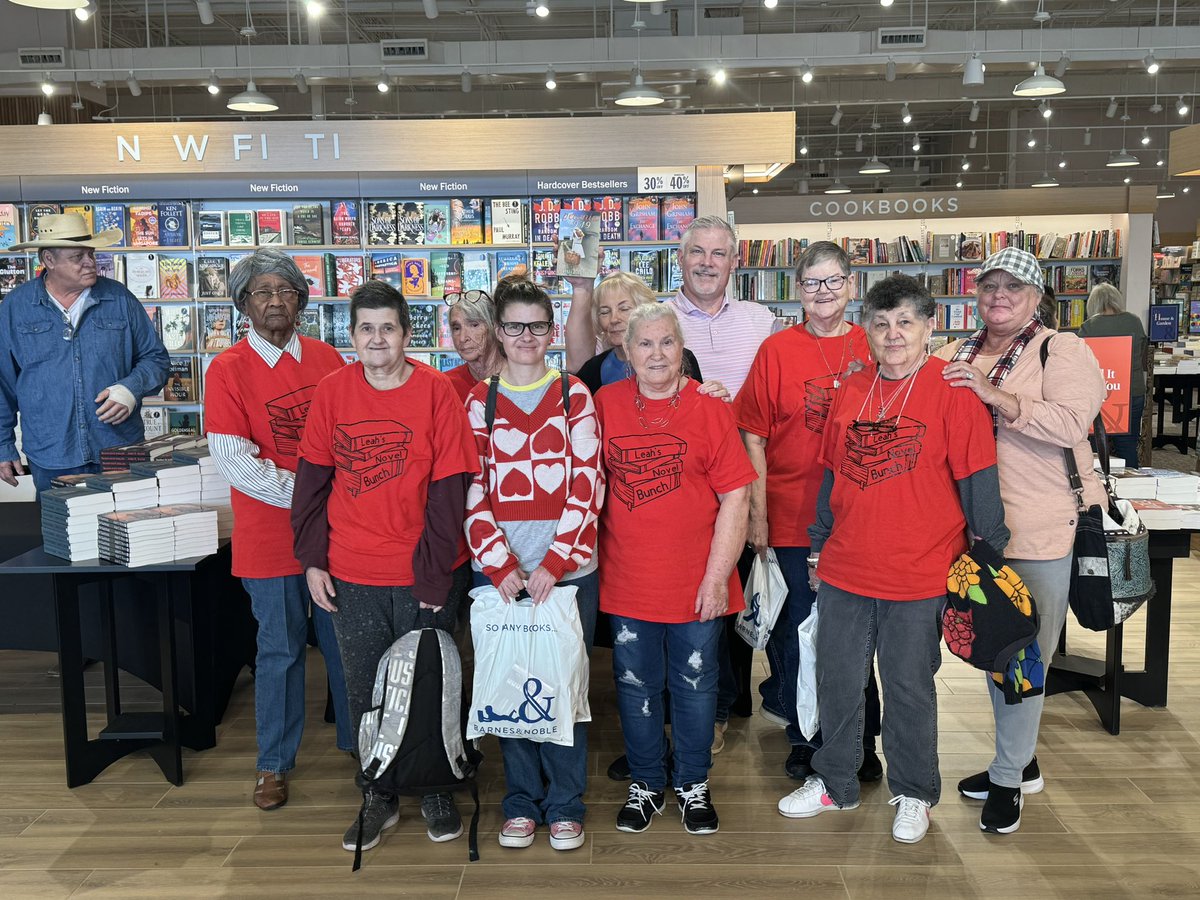 Barnes &amp; Noble event went well. Met lots of people. Signed lots of books. Signed an arm. 😅 #authorlife  #barnesandnoble