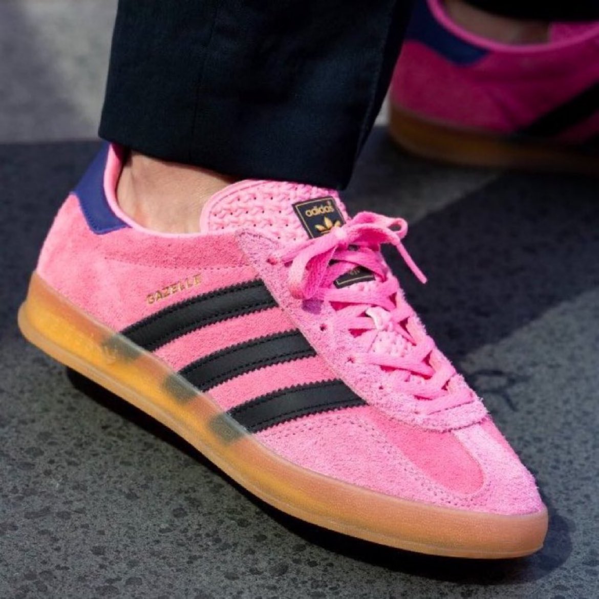 snkr_twitr's tweet photo. AD: Few sizes available 
adidas Gazelle Indoor 'Bliss Pink'  

Shop -> https://t.co/7XR3oHiqk8

10% off w/code UOB10LVR https://t.co/sS7jla3dLE