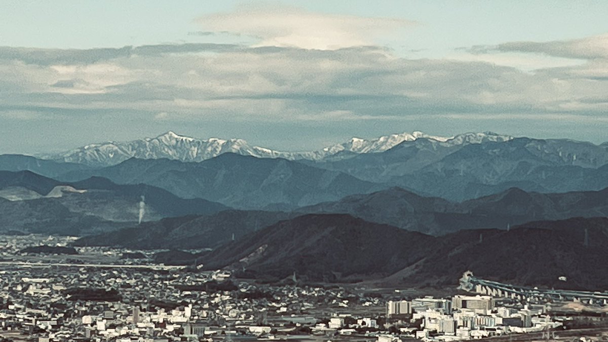 こんにちは😃

初めての金華山･岐阜城。

地元では絶対に見られない風景が眼下に。

ロープーウェイで移動しそこから石段を登り城直下に。
良い運動になりました😅