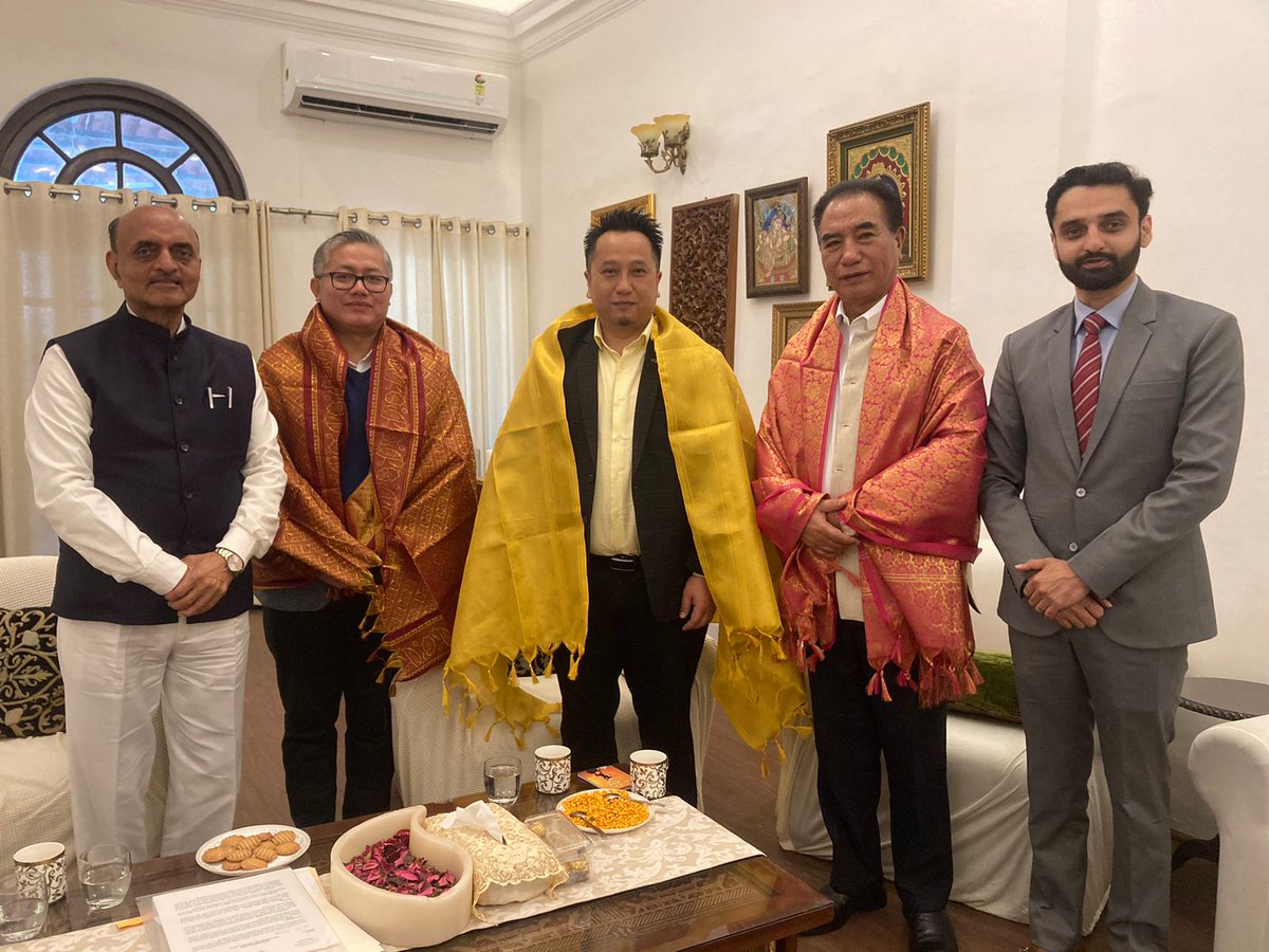 CMOMizoram's tweet photo. Chief Minister @Lal_Duhoma meets with Hon'ble Union Minister of State for Finance, @DrBhagwatKarad  in New Delhi today. Productive discussions are underway to boost Mizoram's finance and banking sectors. #Mizoram #FinanceDevelopment 🏦💼 https://t.co/2k01cGRWIU