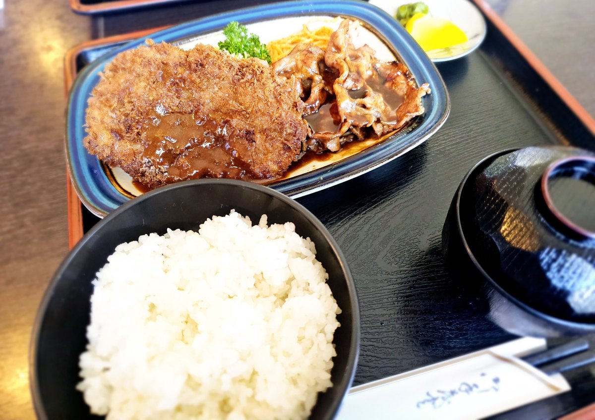 お昼ごはん (⁎⁍̴̀﹃ ⁍̴́⁎)💦 またきちゃった🚚³₃ 福島県いわき市にある 「かつれっと」 デラックスランチ （ハンバーグカツ、焼肉） 気分はフードファイター🤣 朝マズメは、🐡フグのみ😭 #かつれっと #いわき #福島県