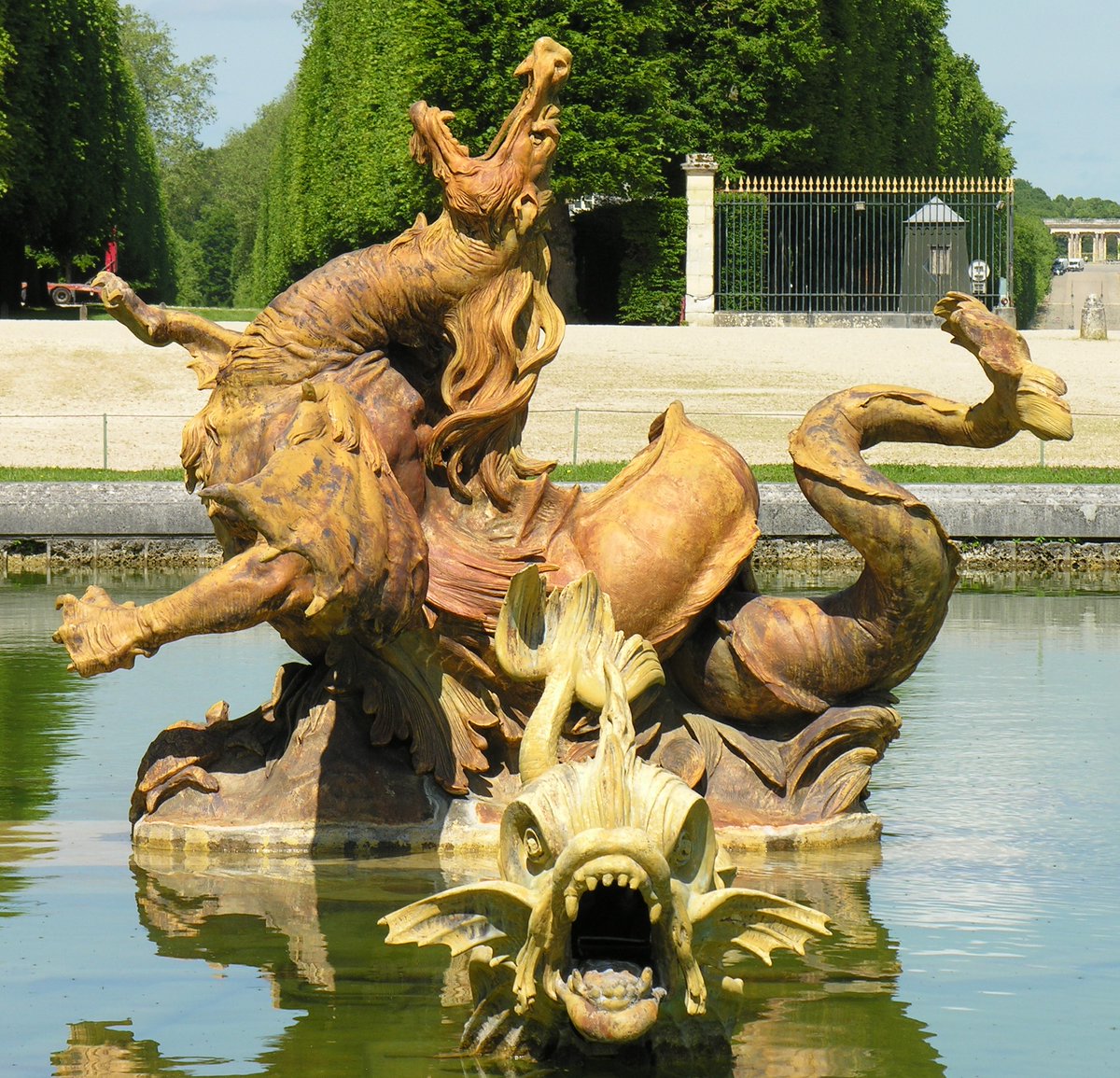 Joyeux nouvel an chinois 🥳 avec le dragon du bassin du même nom dans le parc du château de Versailles #nouvelanchinois 🐉