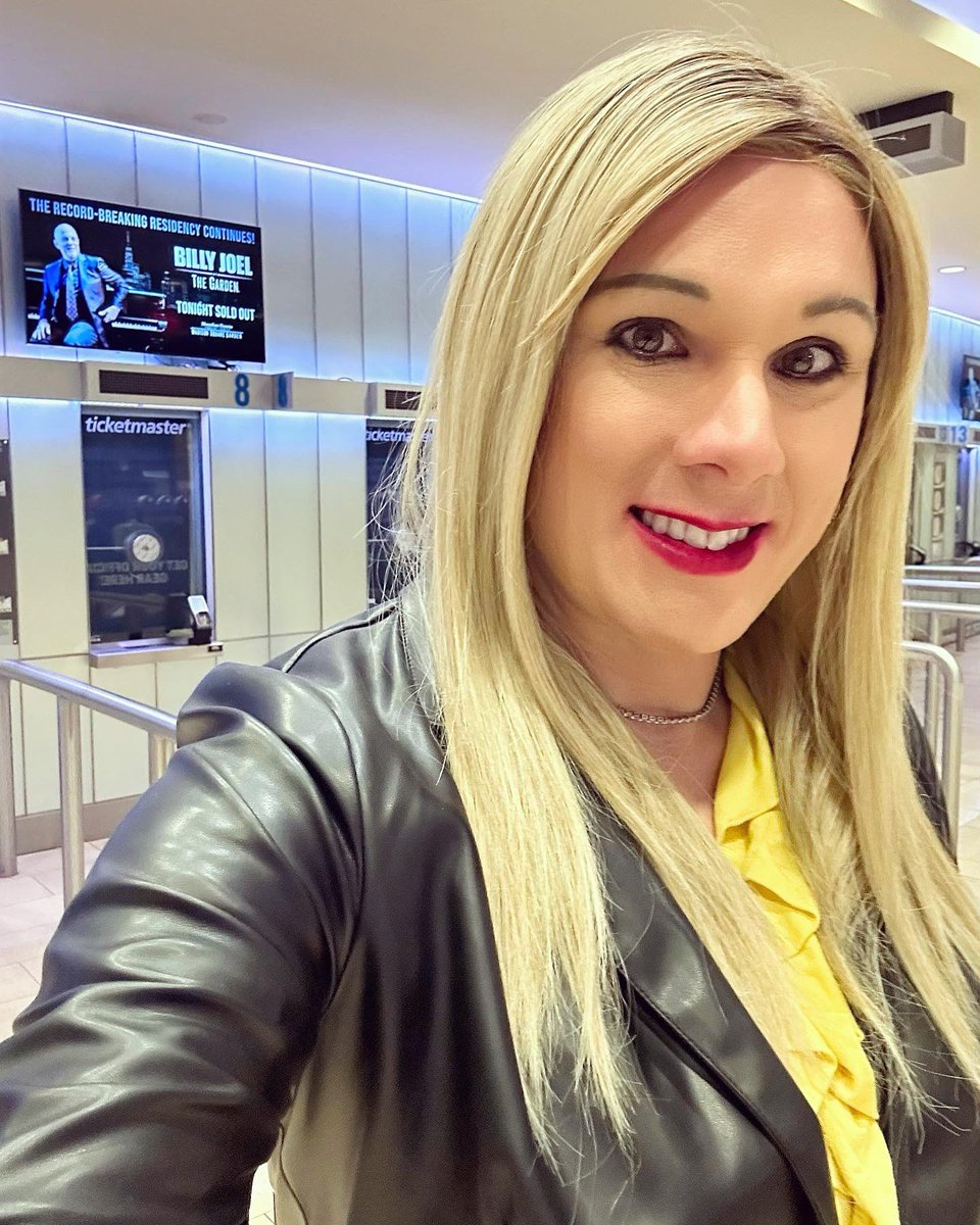 Ash_G_Salisbury's tweet photo. It’s only been a four year wait since I originally planned to be here but I’ve finally made it and totally worth it ❤️ #BillyJoelMSG https://t.co/xWRSZtgMST