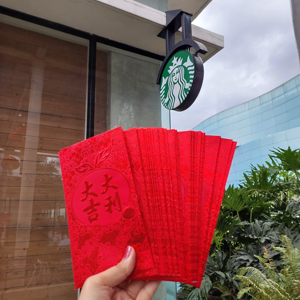 MILLIALLEY's tweet photo. I'm here at Starbucks near SM Skydome. You can approach me for your ang pao. Until supplies last.

#LUVCON2024 #feelingsaintoverrated https://t.co/ph1dxA0xkJ