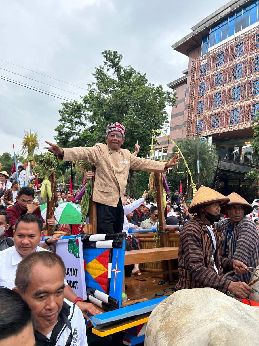 Flowlly7Flowlly's tweet image. *RATUSAN RIBU WARGANYA GIBRAN MENANGKAN GANJAR MAHFUD DI PILPRES*

#GanjarMahfud2024 #kopassos03  #PenyambungEnergiRakyat #GanjarPresidenRakyat #MahfudPembelaRakyat #JkwganTIGAnjar #LebihBaik #KaryaAdalahDoa 
#kita03