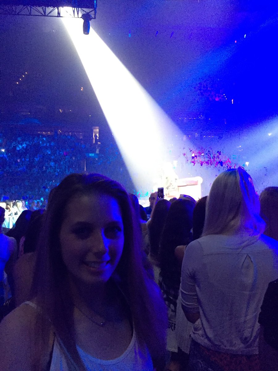 haileyfeinzig's tweet image. In light of the Justin Bieber sb rumors here’s a beautiful picture of me and Justin in 2016 😍💙