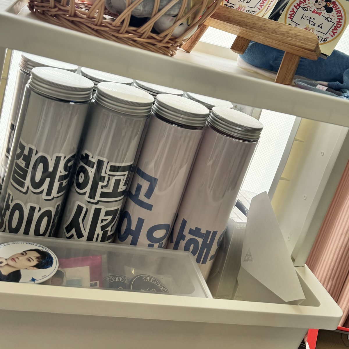 moon_svt_ast's tweet photo. オタクのセリアオススメ品を紹介します
①スリープケース
サイズの違うスリープが２種類入ります
②ペンライト立て
飾り方迷ったら立てればいい感じです
③スローガン入れ
セブチのスローガンはピッタリでした！
（BE THE SUN、LOVE、follow）
④銀テ入れ
結構いい感じ🙆‍♂️
以上！ https://t.co/u0a7HPd6vy