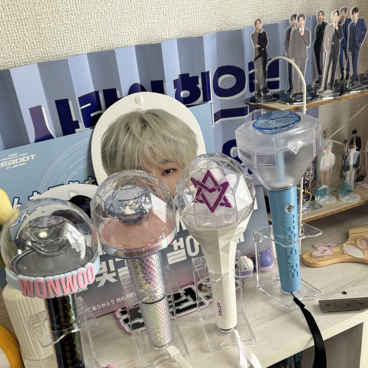 moon_svt_ast's tweet photo. オタクのセリアオススメ品を紹介します
①スリープケース
サイズの違うスリープが２種類入ります
②ペンライト立て
飾り方迷ったら立てればいい感じです
③スローガン入れ
セブチのスローガンはピッタリでした！
（BE THE SUN、LOVE、follow）
④銀テ入れ
結構いい感じ🙆‍♂️
以上！ https://t.co/u0a7HPd6vy