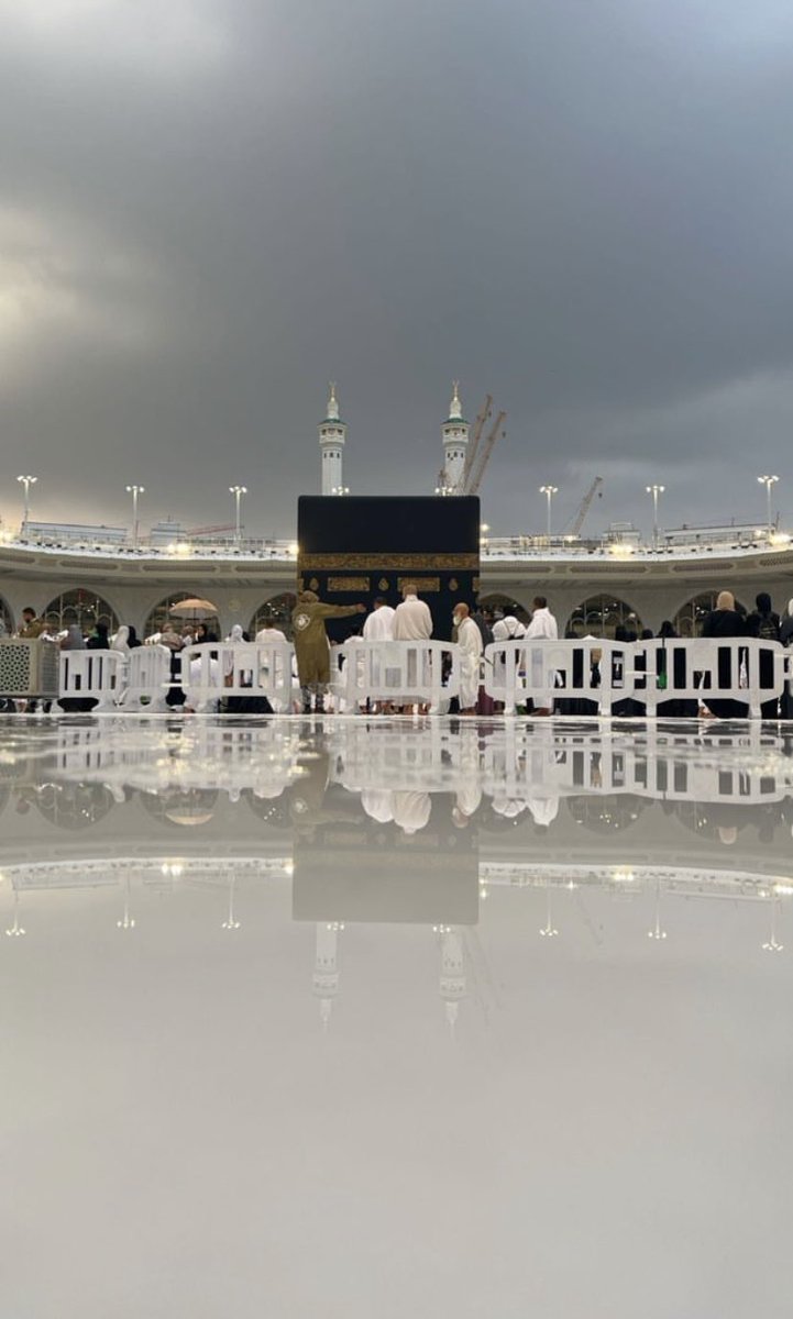 HolyMakkah01's tweet photo. دریا میں چاند اتر آیا ہو… https://t.co/pLp6Te3ktY