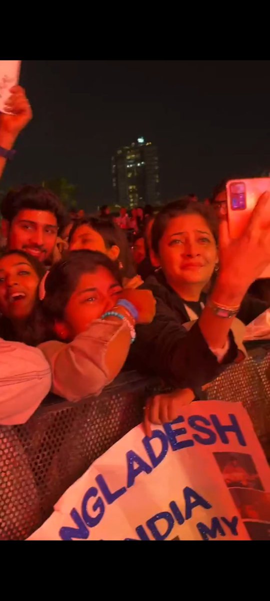 Bristy_DR's tweet photo. The way he read my poster and came towards us 😭 that eye contact 😭 god... i am not alive 😭 
Yes i know you meant that
"NAA HOKE BHI KAREEB TU, HAMESHA PAAS THA"
Thank you so much😭
@DarshanRavalDZ please ho sake to ye wala clip share karna 🙏😭 https://t.co/MImaxNk54U