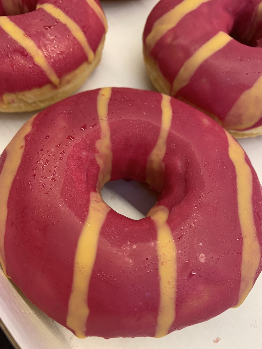 Buongiorno mondo 🌍 Donut farcite con marmellata di lamponi 😋vi aspettiamo 😉
