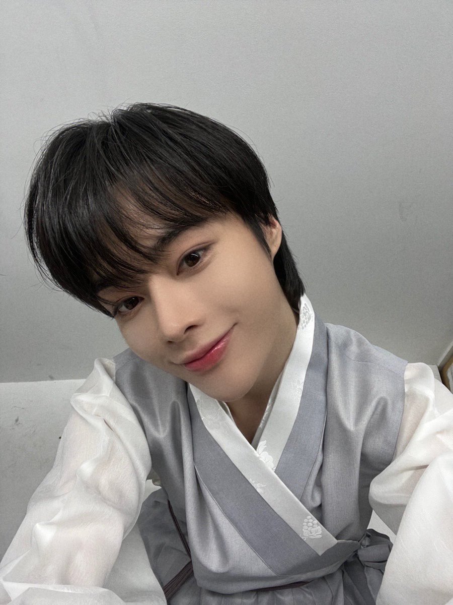 [#한빈] 2024년 안녕~
올해도 행복합시다 🌸