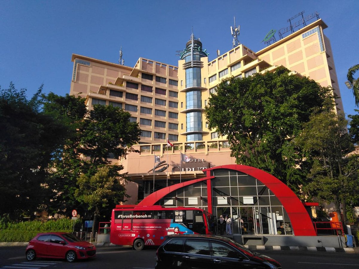 helmisant's tweet photo. Rekomendasi hotel di Simpang Lima yang selalu bikin puas: Hotel Ciputra Semarang.⭐️

Ini alamat, harga, kontak, dan review/ulasan lengkapnya. ⬇️😉

📲 https://t.co/sNbHzGA9t7

#Ciputra #hotel #Semarang #SimpangLima #HotelCiputraSemarang @ciputrahotelsmg https://t.co/k6i778aN2q