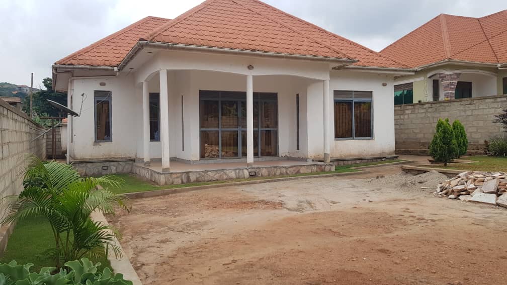 shukranproperty's tweet photo. FAMILY HOUSE FOR SALE IN KITENDE MAZZI.
📌 #3bedrooms, sitting, dinning,kitchen and  #2boy's quarters. 
📌 Seated on #12Decimals  with ready private Mailo title.
📌 Selling price of #160m  negotiable.
Call 0706592177 https://t.co/7qzF9IfiNH