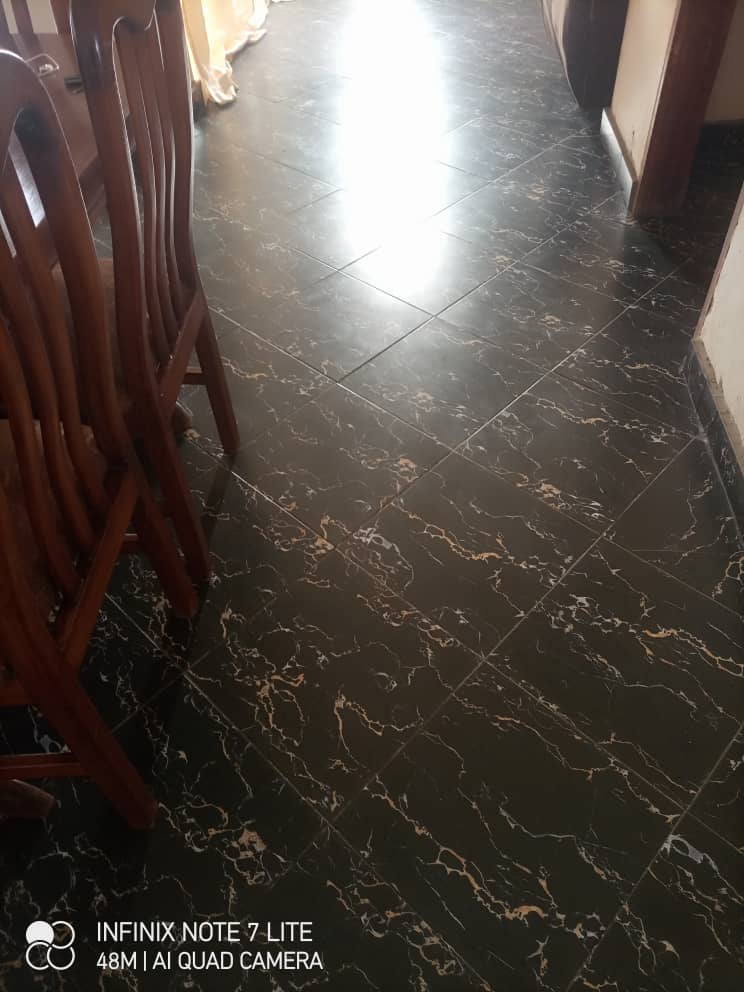 shukranproperty's tweet photo. FAMILY HOUSE FOR SALE IN KITENDE MAZZI.
📌 #3bedrooms, sitting, dinning,kitchen and  #2boy's quarters. 
📌 Seated on #12Decimals  with ready private Mailo title.
📌 Selling price of #160m  negotiable.
Call 0706592177 https://t.co/7qzF9IfiNH