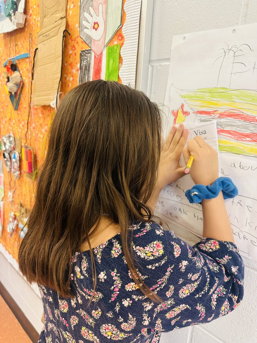 Today our #TrustyHuskies traveled around the world at our building-wide multicultural event! These third graders were LOVING learning about another country in the fifth grade pod. #CPSbest