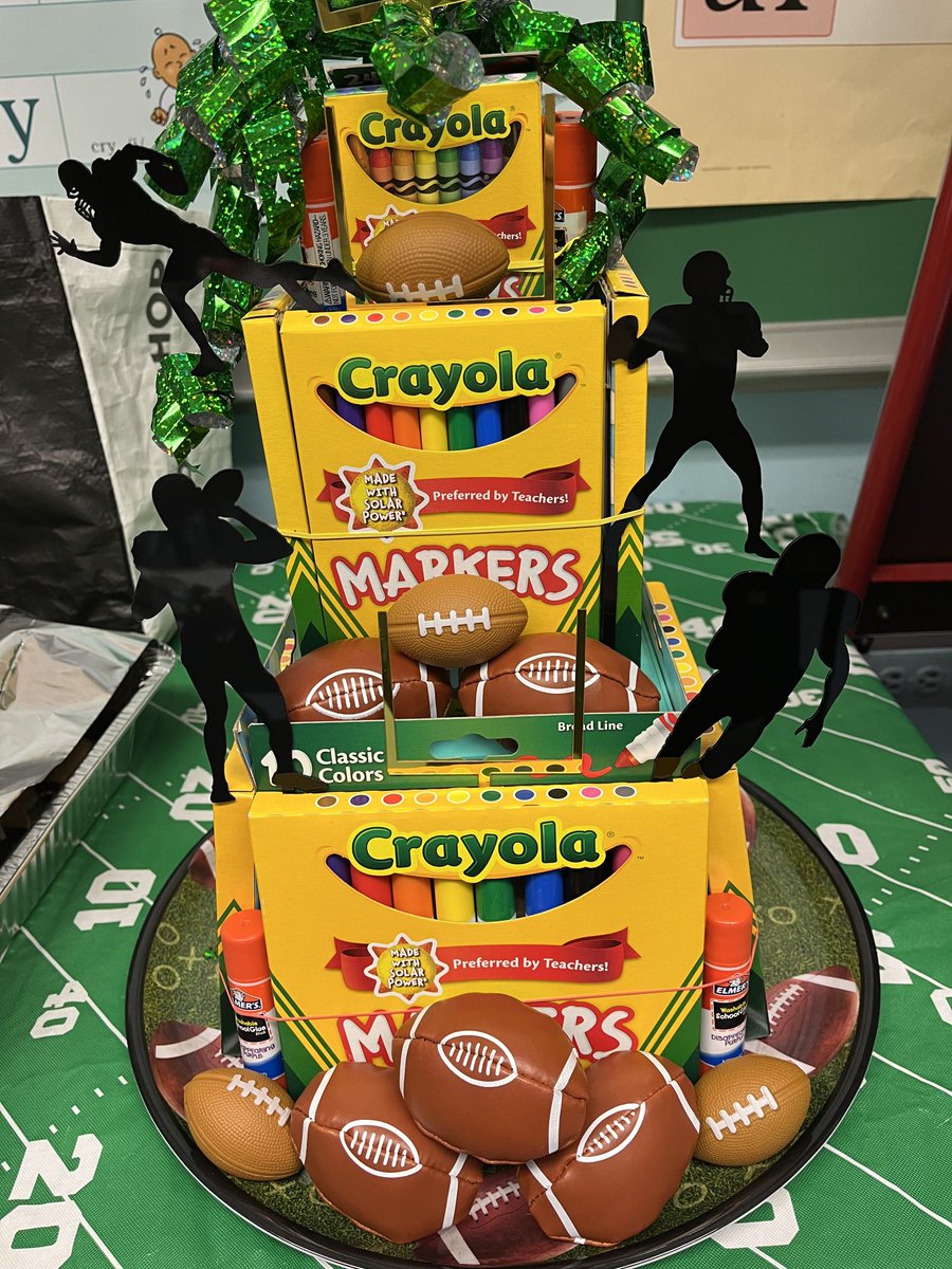 Having a blast celebrating the Super Bowl and the 100th day of school ⁦<a href="/OSchool4/">School 4</a>⁩