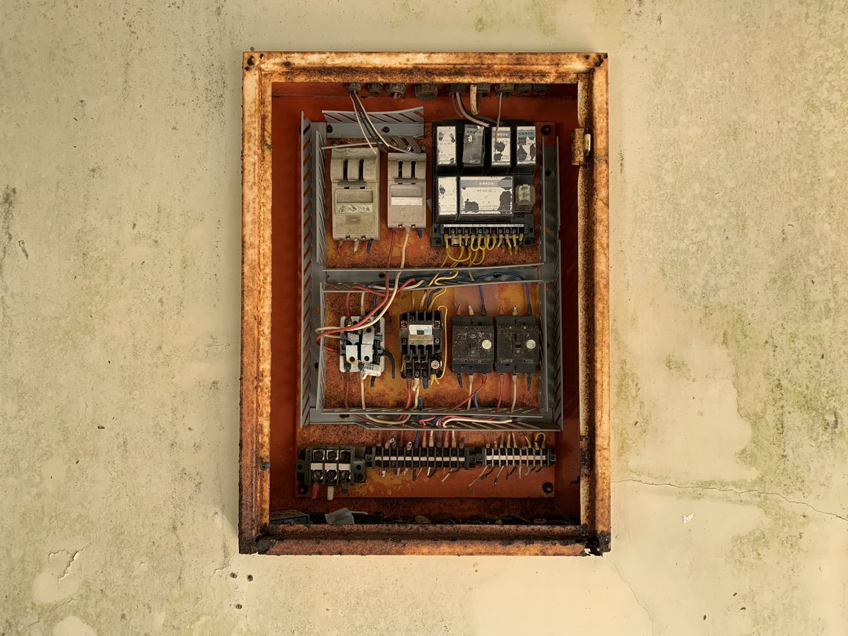 HiroTakeuchi's tweet image. Ruined distribution board.

#ruins
#distributionboard
#wall
#廃墟
#分電盤