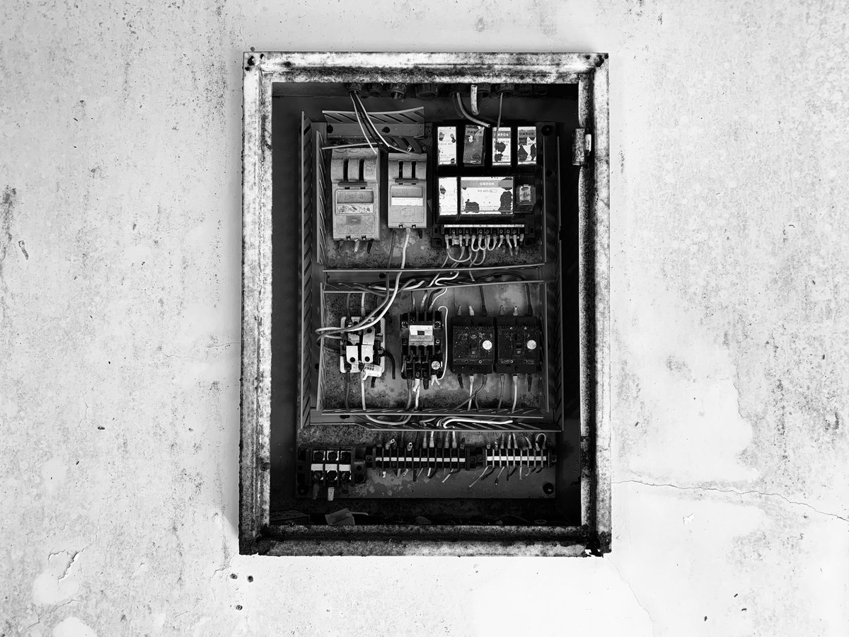 HiroTakeuchi's tweet image. Ruined distribution board.

#ruins
#distributionboard
#wall
#廃墟
#分電盤
#monochromephotograph
#blackandgrayphoto