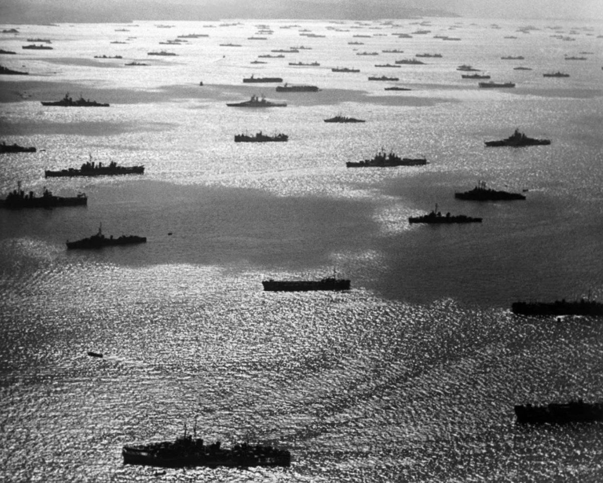 How big was the U.S. Navy during WWII? By January 1945, the Navy had 61,045 vessels including 23 battleships, over 100 aircraft carriers, 59 cruisers, 425 destroyers, 400 destroyer-escorts, 237 subs and 54,000 landing craft and assault ships, plus 37,000 planes. #FunFactFriday