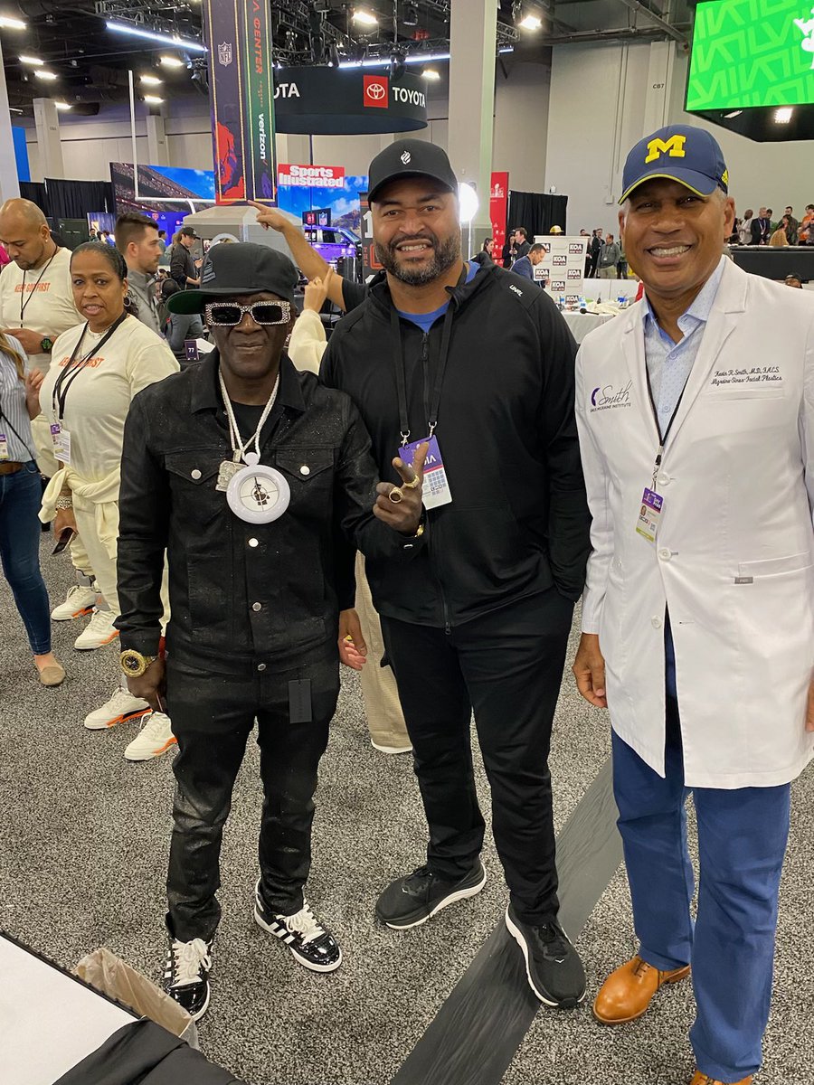 4manFootball's tweet photo. @foreman5644 with @FlavorFlav Aflac is a fan of the @Lions https://t.co/QkPSQIfKQe