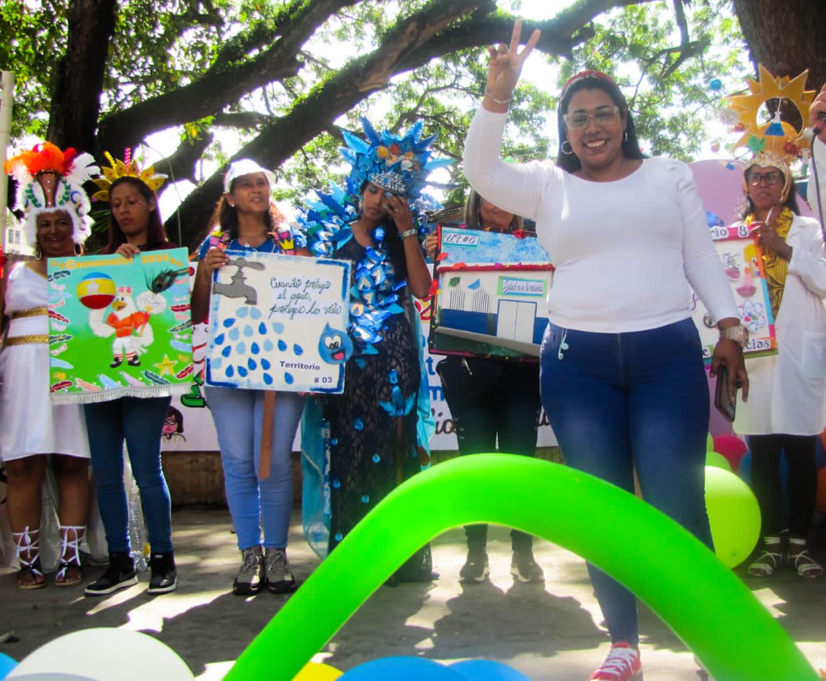 AlcaldiaMCR's tweet photo. #Entérate|| Con coloridos disfraces, estudiantes de escuelas públicas y privadas de #Charallave , junto a profesores y autoridades municipales, participaron en el desfile escolar desde el C.C Tamanaco Tuy hasta la plaza Bolívar, como inicio de los Carnavales 2024 en la localidad. https://t.co/CvvMTHZvz2