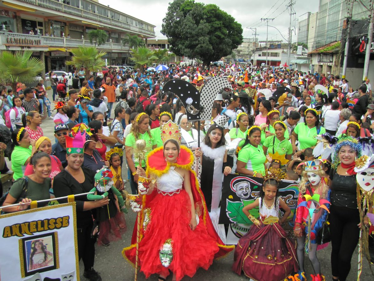 AlcaldiaMCR's tweet photo. #Entérate|| Con coloridos disfraces, estudiantes de escuelas públicas y privadas de #Charallave , junto a profesores y autoridades municipales, participaron en el desfile escolar desde el C.C Tamanaco Tuy hasta la plaza Bolívar, como inicio de los Carnavales 2024 en la localidad. https://t.co/CvvMTHZvz2