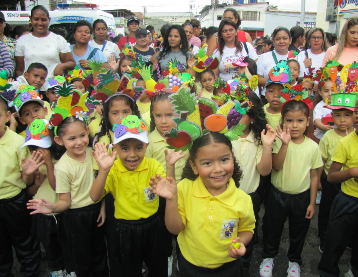 AlcaldiaMCR's tweet photo. #Entérate|| Con coloridos disfraces, estudiantes de escuelas públicas y privadas de #Charallave , junto a profesores y autoridades municipales, participaron en el desfile escolar desde el C.C Tamanaco Tuy hasta la plaza Bolívar, como inicio de los Carnavales 2024 en la localidad. https://t.co/CvvMTHZvz2