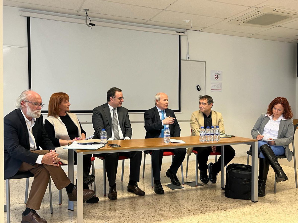 Inauguración <a href="/JoseMontillaA/">José Montilla</a> del <a href="/Com_Liderazgo/">ComunicacióLideratge</a> <a href="/FCampalans/">Fundació Campalans</a> con <a href="/OlivieBayon/">Olivie Bayon / ♥️</a> <a href="/NATALIAFABIANC/">NATALIA FABIAN</a> <a href="/MartaGarciaMari/">Marta Garcia</a> en <a href="/ENTI_BCN/">ENTI - Escola de Noves Tecnologies</a> <a href="/UniBarcelona/">Universitat de Barcelona</a> #comunicación #liderazgo