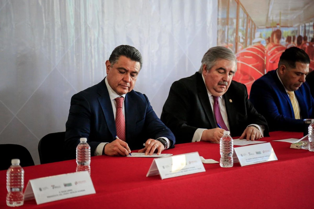 TonyRodriguezMX's tweet photo. Esta mañana recibimos en #Tlalnepantla al magistrado presidente @MagdoSodi y a diversos líderes transportistas, con el objetivo de llevar a cabo el encuentro “Unidos por un Transporte Seguro”, a través del cual se han planteado estrategias para brindar protección y certeza jurídica a transportistas y pasajeros que han sido víctimas de algún delito. 

#TrabajamosParaServirte