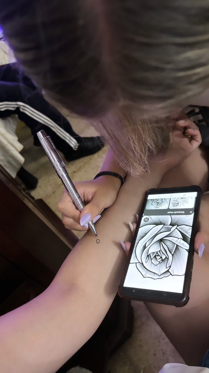 bianpuki's tweet photo. Mi hermana quiere ser tatuadora y mi mamá no la deja así que mientras tanto se entretiene dibujando con lapicera en brazos de gente. Los actualizo en un ratito del resultado https://t.co/kYuL0grd9b