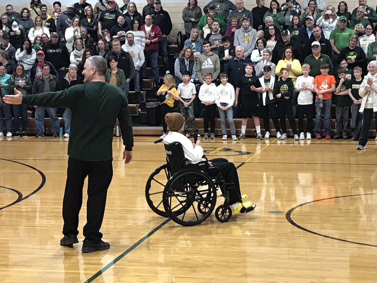 KLEMSports's tweet image. Gehlen Catholic eighth-grader Sherry Wittkop made it out to tonight’s Gehlen Catholic and South O’Brien boys basketball game to thank the school for their love and support during her battle with cancer.