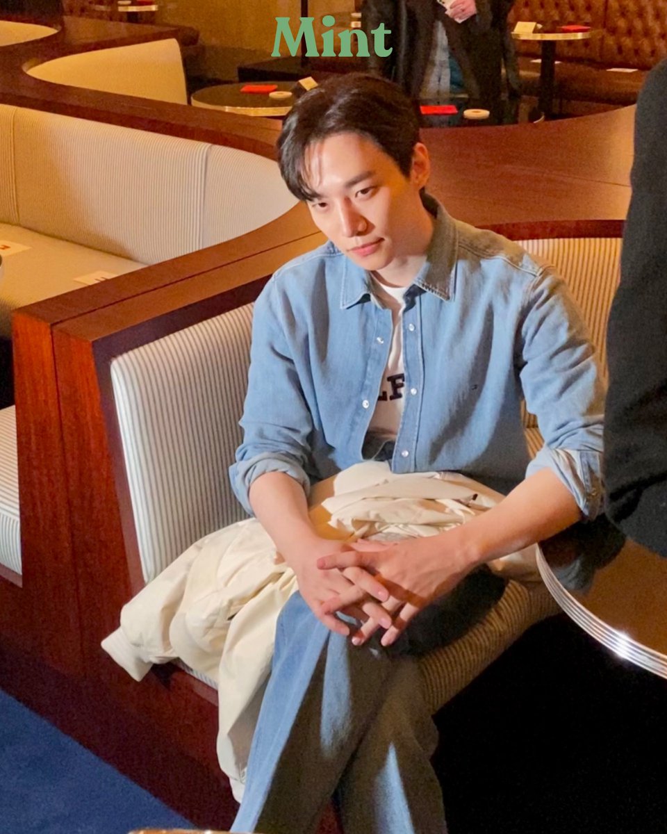 มุมหล่อดูดี! #MintReports แช๊ะภาพหนุ่ม #LEEJUNHO ขณะเดินทางของมาร่วมชมแฟชั่นโชว์ #TommyHilfiger คอลเล็กชั่น Fall Winter 2024 ณ นครนิวยอร์ก ที่จัดขึ้นในวันนี้มาให้เหล่าแฟนๆ ได้ชมกัน  💚

#TommyHilfigerTH
#이준호 #준호 #JUNHO 
#LeeJunhoXTommyHilfiger 
#MintMagTH