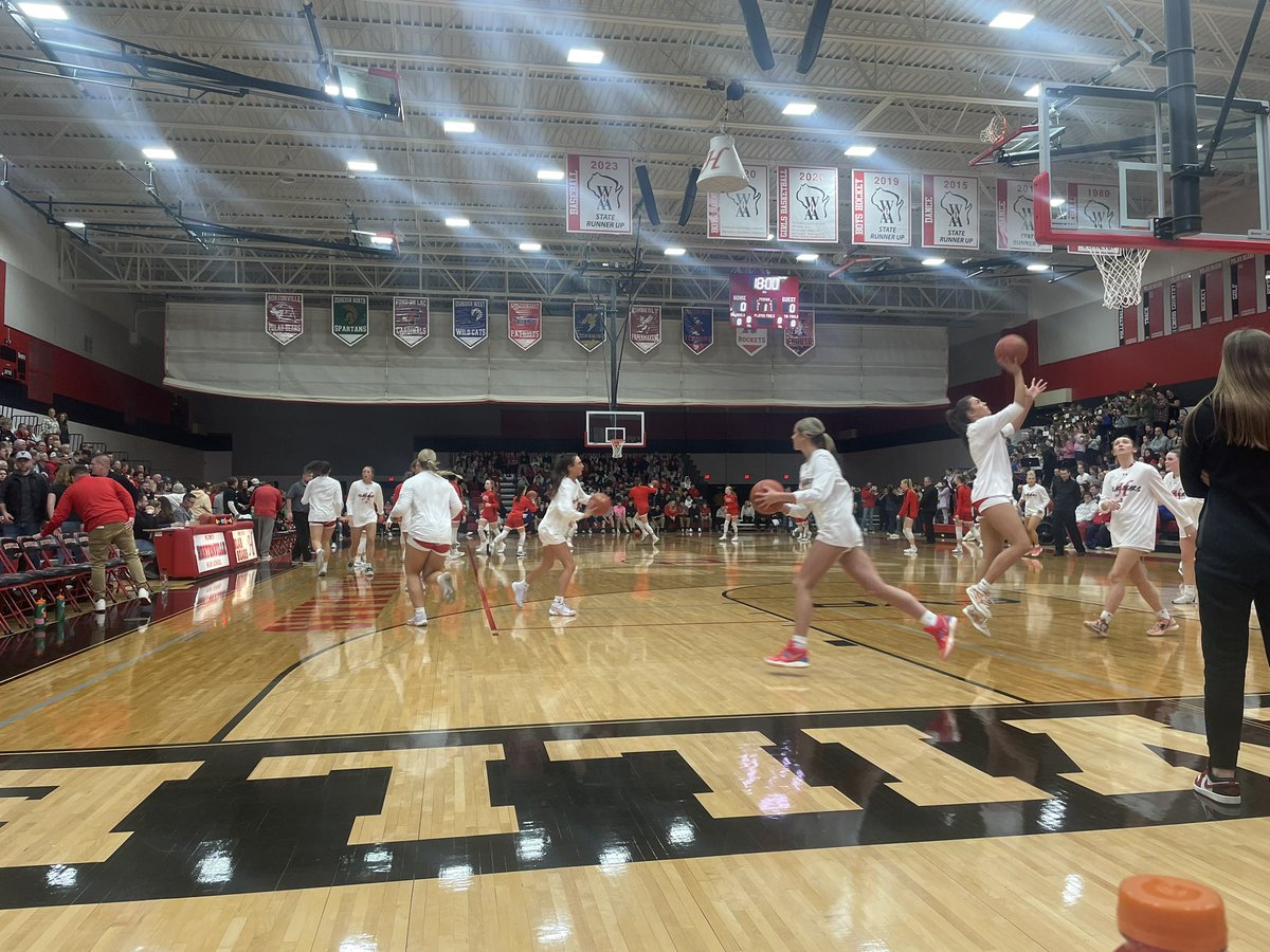 BradyJ_Peterson's tweet photo. Probably the largest attendance at a regular season high school game I’ve seen here tonight. 

A win for Hortonville likely gives them an outright FVA title, a win for Neenah likely means a 3-way split of the conference for Kimberly.

Neenah at Hortonville https://t.co/npfaFVK6eE