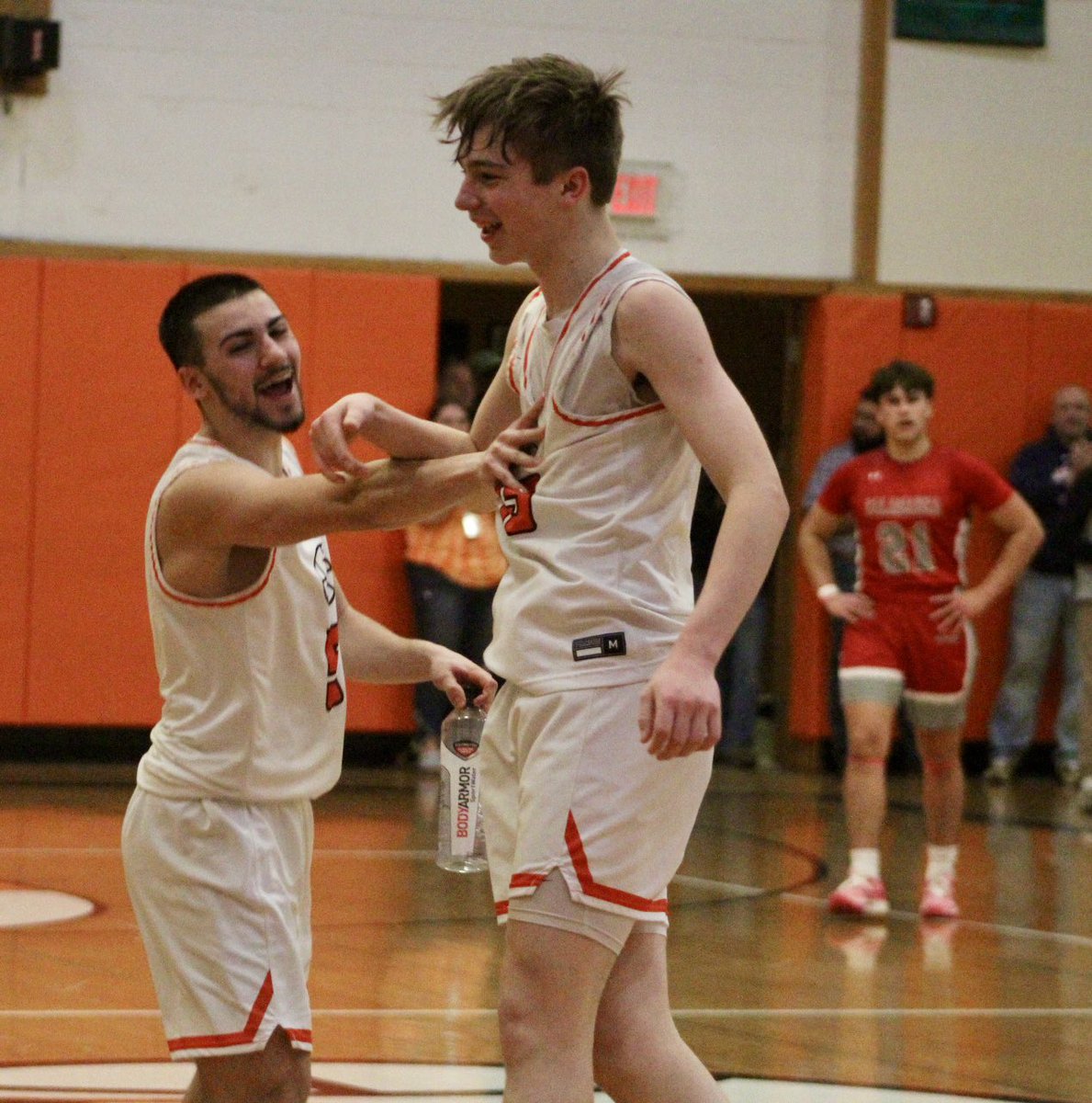 HALFTIME: Fredonia 47, Salamanca 15 No, that’s not a misprint. Fredonia is really up 32 at halftime over the league-champion Warriors. The Hillbillies had TEN 3-pointers in the first half. @TheObserverNY @ThePost_Journal @FredoniaHSathl1 @SalamancaBB