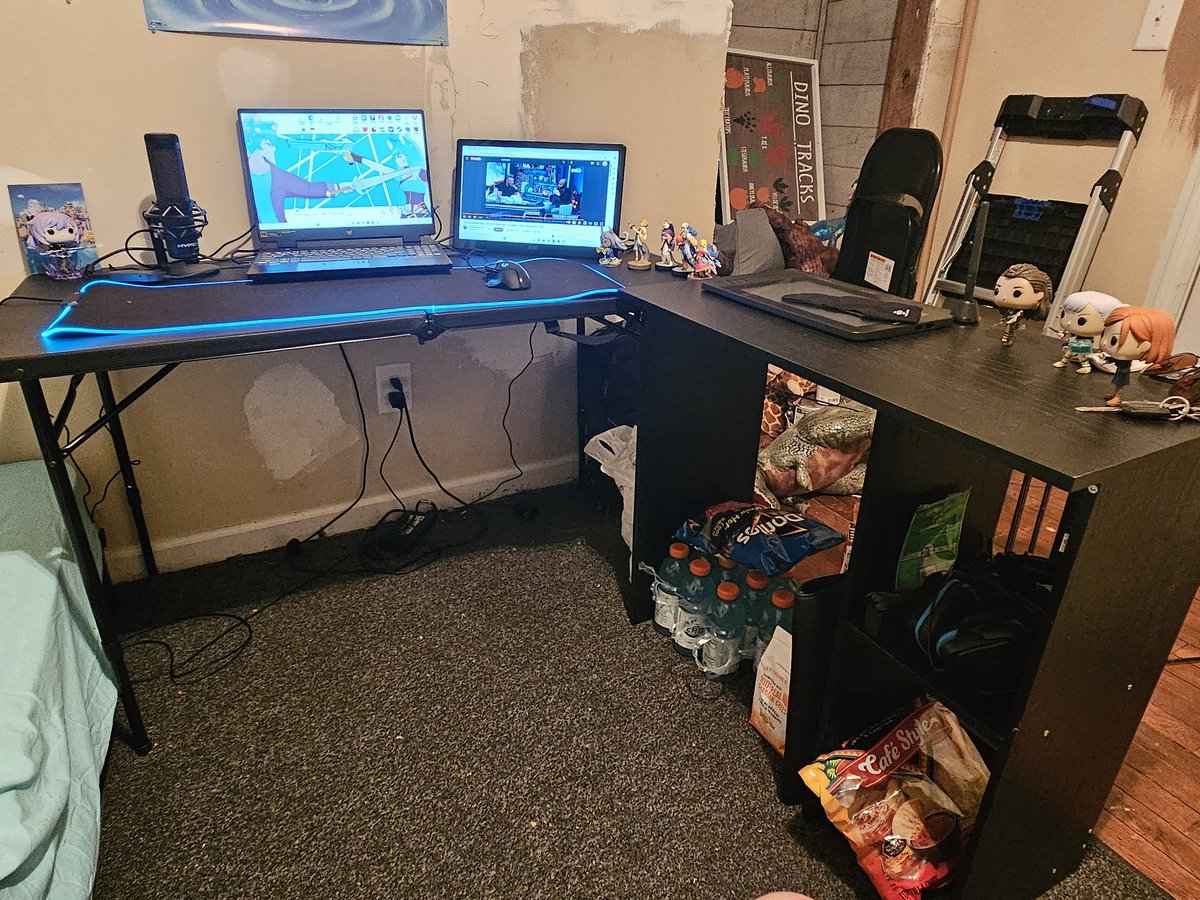 Azure_Gamez's tweet photo. Fixed my setup, much more room https://t.co/4QDzRIVGdK
