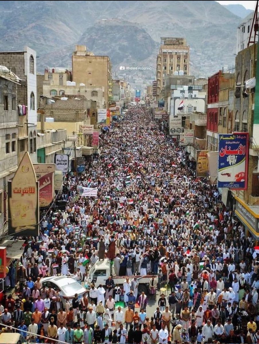 The 3 million populated city of #Taiz in #Yemen is under the siege of #Houthi insurgents for more than 8 years. They divided the city into two parts, one under their control and the other under the govt authority. People are suffering a lot from this situation as they can’t