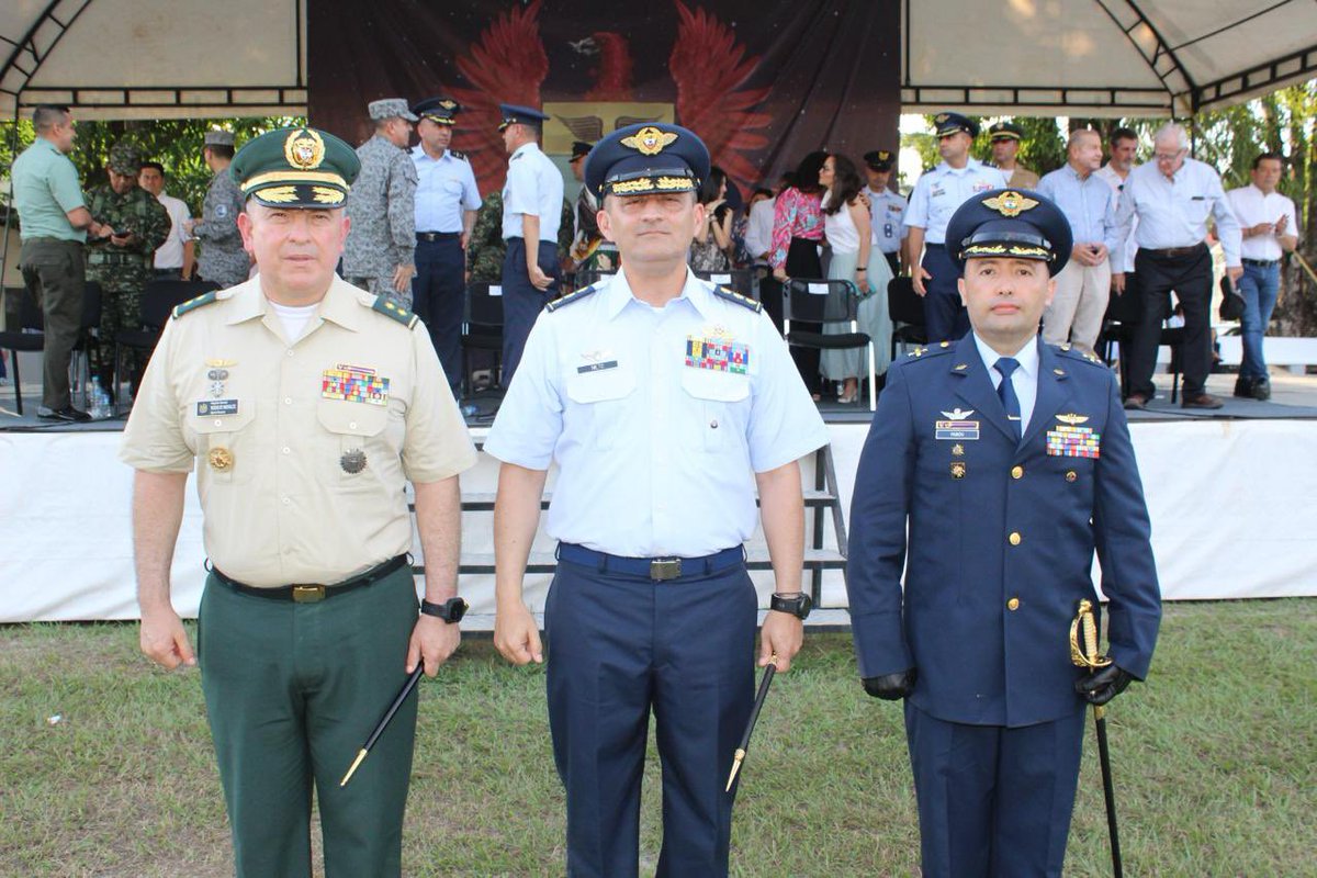 FuerzaAereaCol's tweet photo. La Cuna de las Tripulaciones de Ala Rotatoria, recibe a su nuevo comandante, el señor Coronel Pablo Pabón quien con su liderazgo fortalecerá la seguridad en los departamentos del #Tolima, #Huila y #Cundinamarca.

➡️https://t.co/le9mqPxda2

#FuerzaAeroespacial🇨🇴
#CACOM4 #AdAstra🚀 https://t.co/gdovMNK7vq