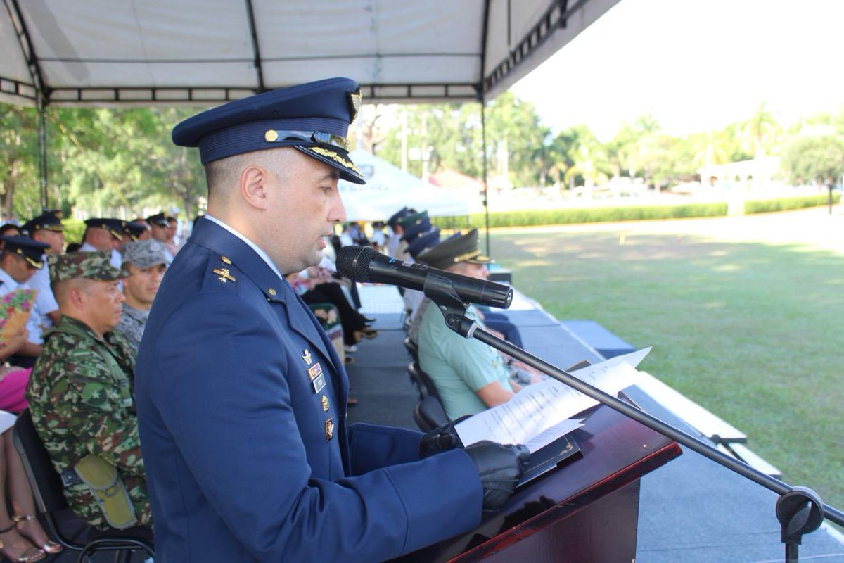 FuerzaAereaCol's tweet photo. La Cuna de las Tripulaciones de Ala Rotatoria, recibe a su nuevo comandante, el señor Coronel Pablo Pabón quien con su liderazgo fortalecerá la seguridad en los departamentos del #Tolima, #Huila y #Cundinamarca.

➡️https://t.co/le9mqPxda2

#FuerzaAeroespacial🇨🇴
#CACOM4 #AdAstra🚀 https://t.co/gdovMNK7vq