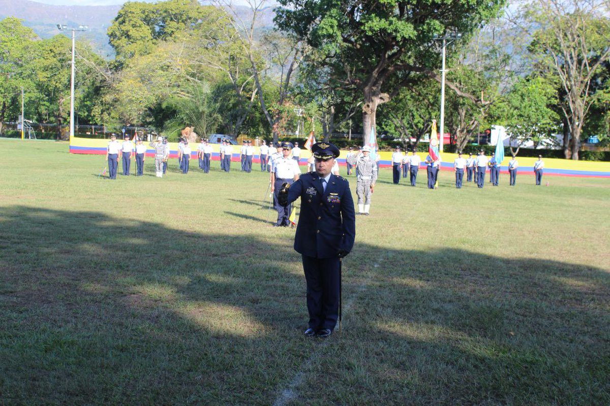 FuerzaAereaCol's tweet photo. La Cuna de las Tripulaciones de Ala Rotatoria, recibe a su nuevo comandante, el señor Coronel Pablo Pabón quien con su liderazgo fortalecerá la seguridad en los departamentos del #Tolima, #Huila y #Cundinamarca.

➡️https://t.co/le9mqPxda2

#FuerzaAeroespacial🇨🇴
#CACOM4 #AdAstra🚀 https://t.co/gdovMNK7vq